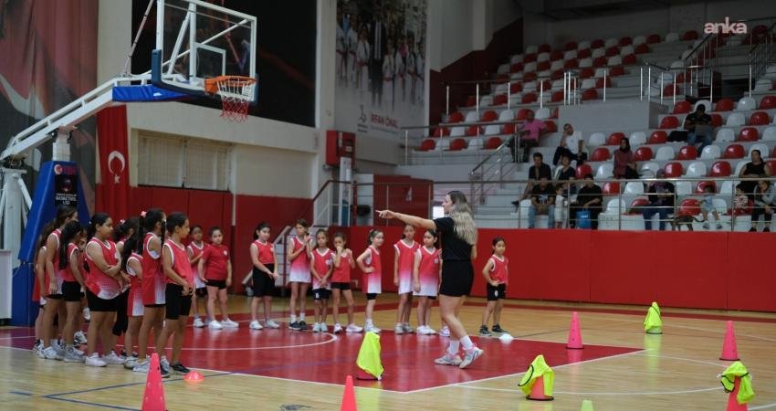 Bayraklı Belediyesi’nin spor okullarında yaz dönemi kayıtları başladı. Çocuklar, gençler
