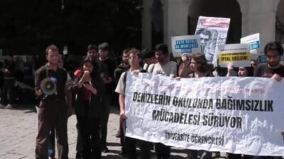 Bir grup öğrenci İstanbul Üniversitesi Beyazıt Meydanı girişinde Temmuz ayında