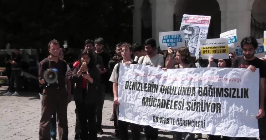 Bir grup öğrenci İstanbul Üniversitesi Beyazıt Meydanı girişinde Temmuz ayında
