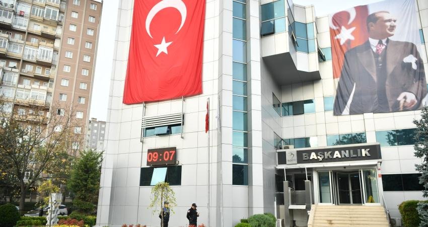Devam eden soruşturma kapsamında salı sabahı aralarında belediye görevlilerinin de