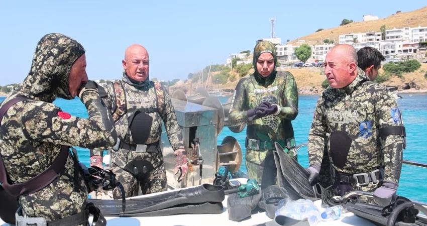 Bodrum Akyarlar’da denizden 850 kilogram atık çıkarıldı Bodrum Belediyesi’nin 12 yıldır “Denize En Çok Mavi Yakışır” sloganıyla