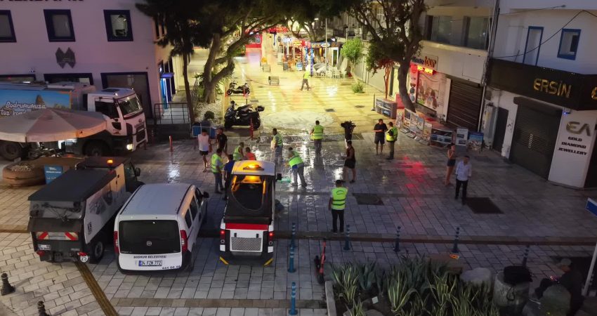 Bodrum Belediyesi Temizlik İşleri Müdürlüğü ekipleri, kent genelindeki rutin temizlik