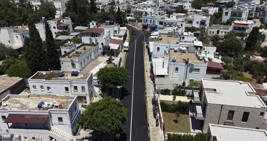 Bodrum Belediyesi tarafından kent genelinde sürdürülen yol bakım, onarım ve