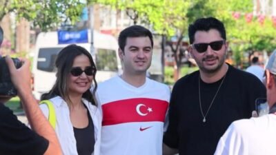 Bodrum Belediyesi tarafından kurulan dev ekran önünde sabahın erken saatlerinde