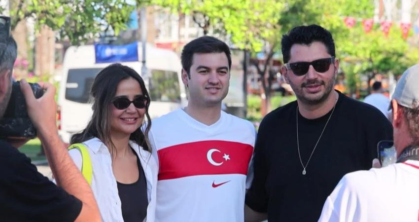 Bodrum Belediyesi tarafından kurulan dev ekran önünde sabahın erken saatlerinde