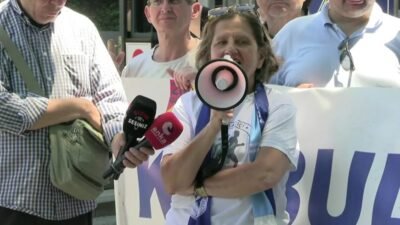 Boğaziçi Üniversitesi'nde akademisyenlerin 2000 gündür sürdürdüğü direniş nedeniyle üniversite önünde
