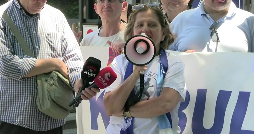Boğaziçi Üniversitesi'nde akademisyenlerin 2000 gündür sürdürdüğü direniş nedeniyle üniversite önünde