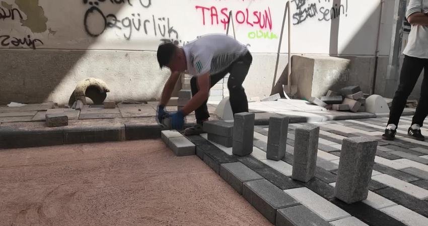 Bornova Tarihi Çarşı’da estetik dönüşüm başladı Bornova Belediye Başkanı Ömer Eşki, Tarihi Çarşı ve Köşkler Bölgesi'nde
