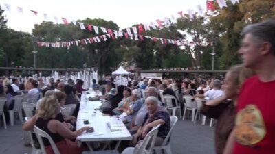 Bornova Belediyesi, Büyükpark’ta düzenlediği etkinlikte 3 bin 500 kişiye aşure