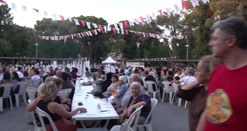 Bornova Belediyesi, Büyükpark’ta düzenlediği etkinlikte 3 bin 500 kişiye aşure
