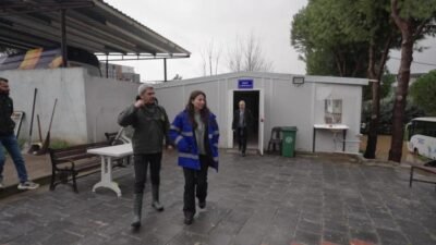 Buca Belediyesi’nin kepçe operatörü Ayça Aydoğdu, sahada fark yaratıyor. Hikâyesiyle