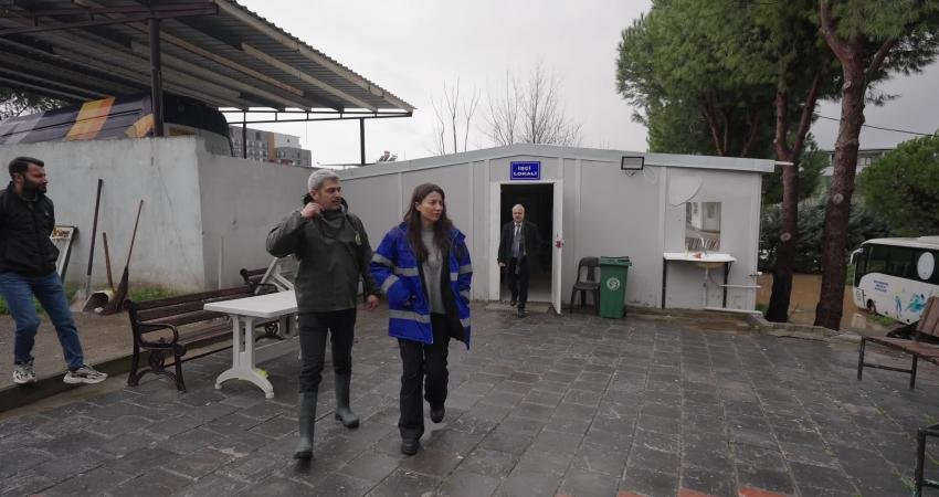 Buca Belediyesi’nin kepçe operatörü Ayça Aydoğdu, sahada fark yaratıyor. Hikâyesiyle
