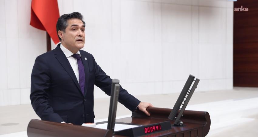 İYİ Parti Sözcüsü Buğra Kavuncu, Türk Milli Takımları'na ait resmi