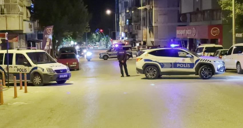 Burdur'da İl Emniyet Müdürlüğü binası yakınlarına bırakılan şüpheli valiz, fünye