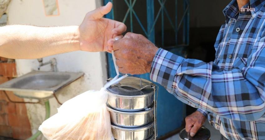 Burhaniye Belediyesi, 1 Ocak'tan bu yana bin 284 haneye erzak,