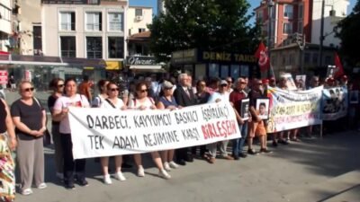 Burhaniye Emek Demokrasi Bileşenleri'nin çağrısıyla Cumhuriyet Meydanı'nda bir araya gelen