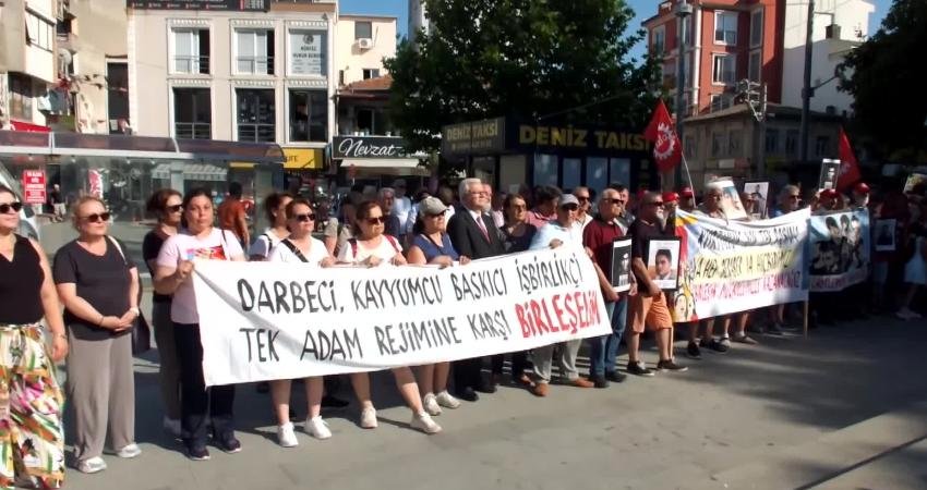 Burhaniye Emek Demokrasi Bileşenleri'nin çağrısıyla Cumhuriyet Meydanı'nda bir araya gelen