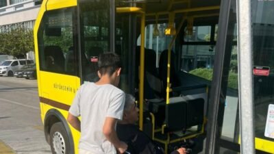Bursa Büyükşehir Belediyesi, sınava girecek özel gereksinimli bir öğrencinin ulaşım