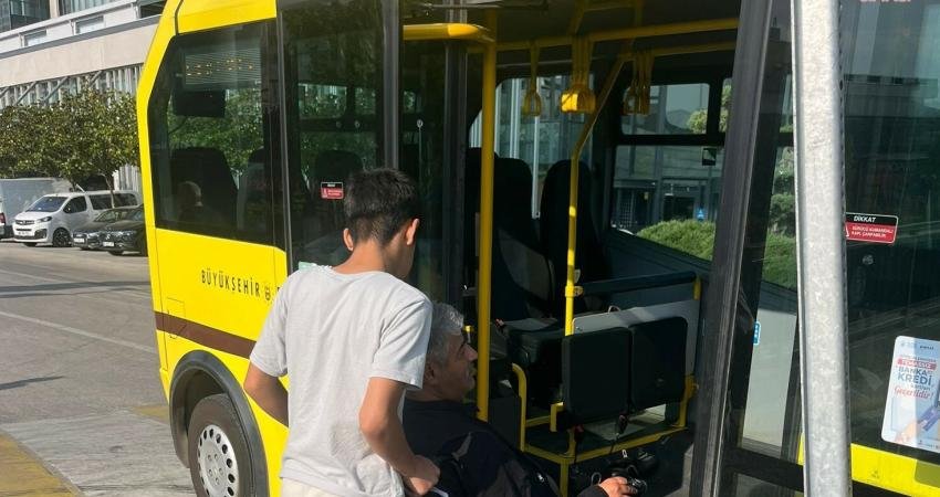 Bursa Büyükşehir Belediyesi, sınava girecek özel gereksinimli bir öğrencinin ulaşım