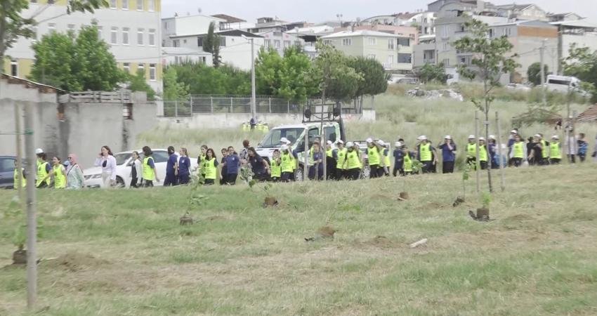 Bursa Büyükşehir Belediyesi, Çevre Haftası dolayısıyla fidan dikim etkinliği düzenledi.