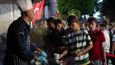 Binlerce Bursalı, Büyükşehir Belediyesi tarafından tarihi Ulu Cami önündeki Orhangazi