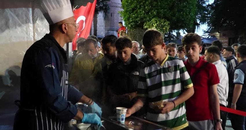 Binlerce Bursalı, Büyükşehir Belediyesi tarafından tarihi Ulu Cami önündeki Orhangazi