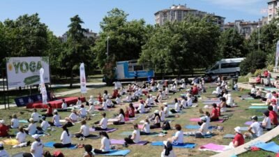 Büyükçekmece’de Dünya Yoga Günü kapsamında düzenlenen etkinlikte yüzlerce kadın yoga