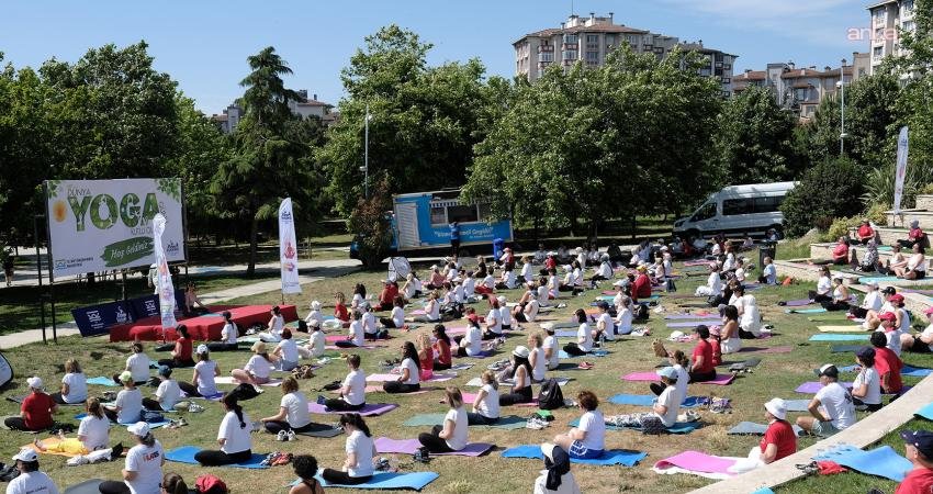 Büyükçekmece’de Dünya Yoga Günü kapsamında düzenlenen etkinlikte yüzlerce kadın yoga