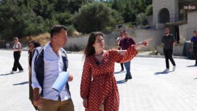 Çeşme Belediyesi, ilçe genelinde ulaşım altyapısını güçlendirmeye yönelik çalışmalarını sürdürüyor.