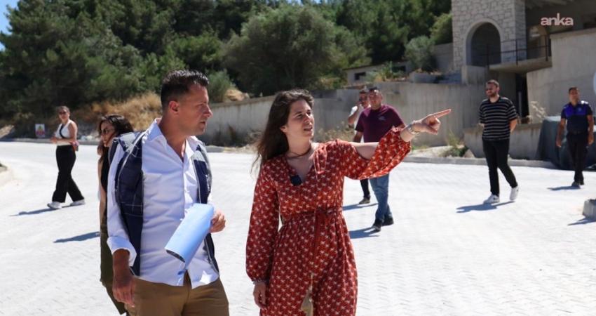 Çeşme Belediyesi, ilçe genelinde ulaşım altyapısını güçlendirmeye yönelik çalışmalarını sürdürüyor.