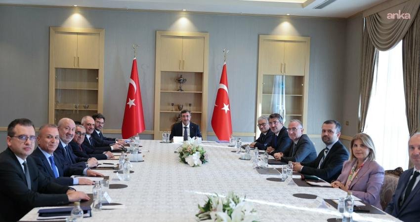 Cevdet Yılmaz, Ekonomi Politikaları Kurulu üyeleriyle bir araya geldi Cumhurbaşkanı Yardımcısı Cevdet Yılmaz, Cumhurbaşkanlığı Ekonomi Politikaları Kurulu üyeleriyle Cumhurbaşkanlığı