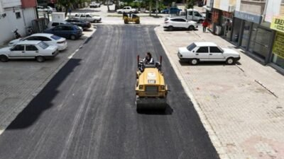 Ceyhan Belediyesi, ulaşım yatırımlarına Cumhuriyet Mahallesi’nde asfalt çalışmalarıyla devam ediyor.