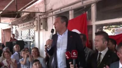 CHP Grup Başkanı Özgür Özel, Burdur’un Çavdır ilçesinde kahvehanede vatandaşlarla