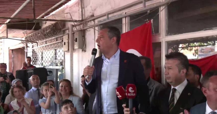CHP Grup Başkanı Özgür Özel, Burdur’un Çavdır ilçesinde kahvehanede vatandaşlarla