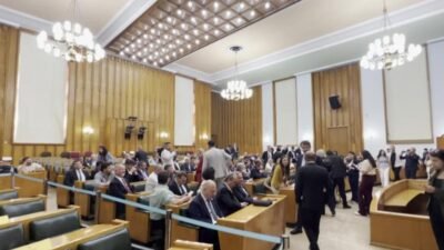 CHP Grup Toplantısı’nda kimin konuşacağı tartışması sürerken, bazı CHP’li milletvekilleri