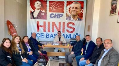 CHP Erzurum Hınıs İlçe Başkanı Ümit Karabey, makam odasında bulunan