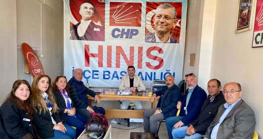 CHP Erzurum Hınıs İlçe Başkanı Ümit Karabey, makam odasında bulunan