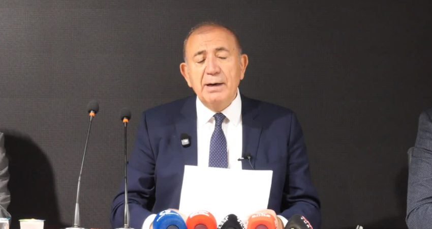CHP İstanbul İl Başkanı Gürsel Tekin CHP'ye katılan yeni üyelerin