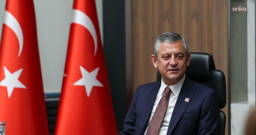 Özgür Özel'in çağrısıyla delegelerden Olağanüstü Kurultay için imza toplanmaya başlanmasından