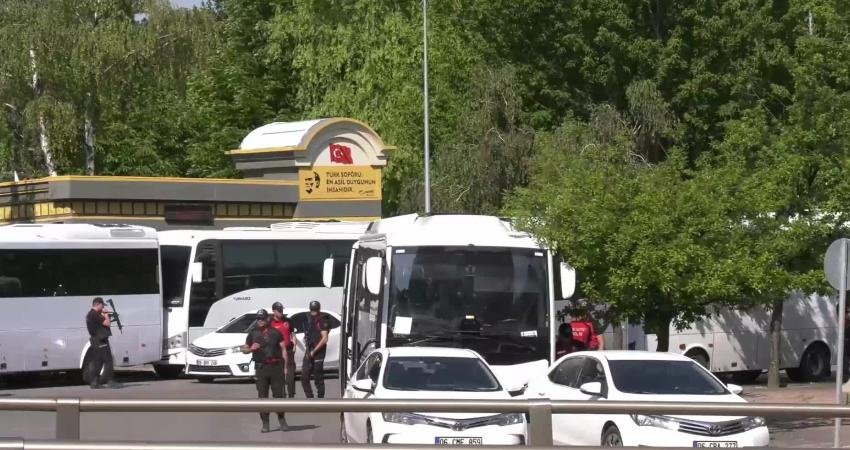 CHP’de grup toplantısı krizi: Özel ve Kılıçdaroğlu farklı kürsülerden konuştu CHP'nin TBMM Grup Toplantısı öncesinde yaşanan "kimin konuşacağı" tartışması gün