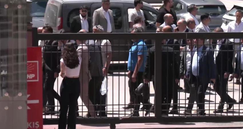 CHP'de mutlak butlan kararının ardından olağanüstü kurultay talebiyle toplanan 833