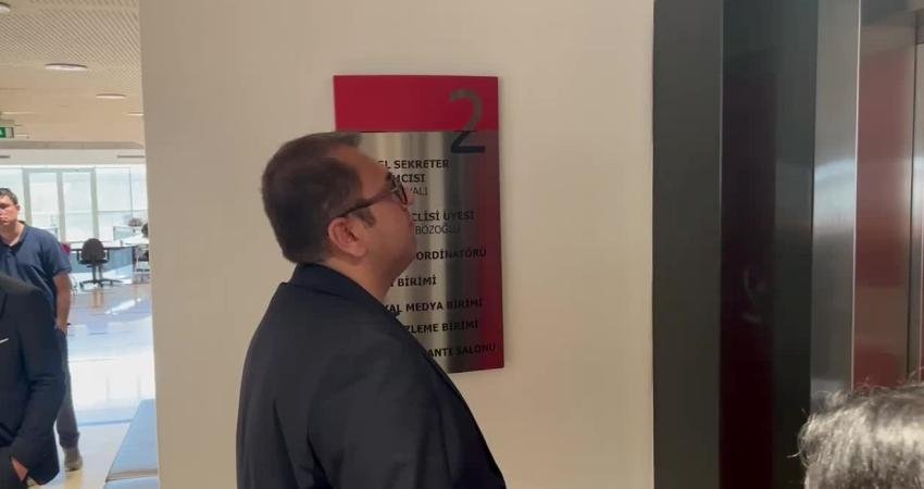 CHP’li danışman gazetecileri hedef aldı, CHP’den açıklama geldi: Gerekli adımları atacağız CHP Genel Merkezi’nde Parti Sözcüsü Müslim Sarı'nın danışmanı olduğu belirtilen