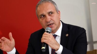 CHP İstanbul Milletvekili Suat Özçağdaş, Milli Eğitim Bakanlığı (MEB) önünde