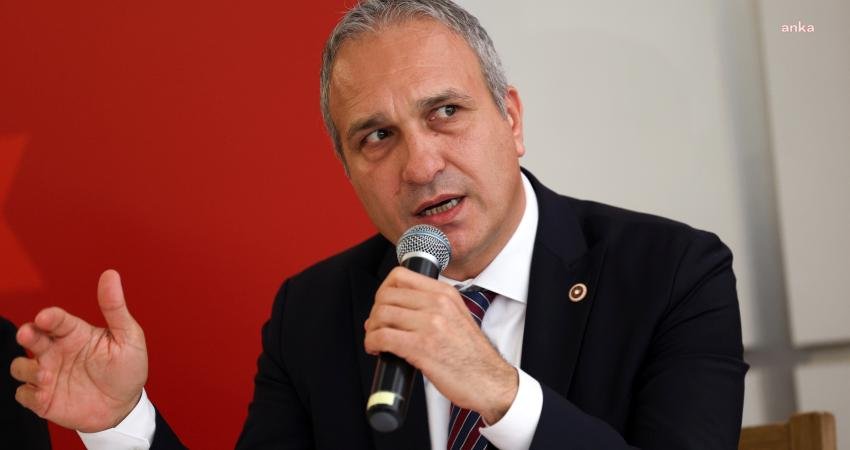 CHP İstanbul Milletvekili Suat Özçağdaş, Milli Eğitim Bakanlığı (MEB) önünde