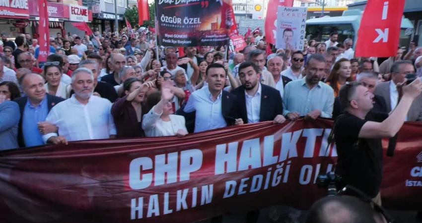 CHP’liler “kurultay” ve “demokrasi” talebiyle Maltepe’de yürüdü… Çelik: Bu yürüyüşler bir sonuç değil, yeni ve büyük bir başlangıçtır CHP İstanbul İl örgütü tarafından Maltepe'de akşam saatlerinde yapılan "Geçim,