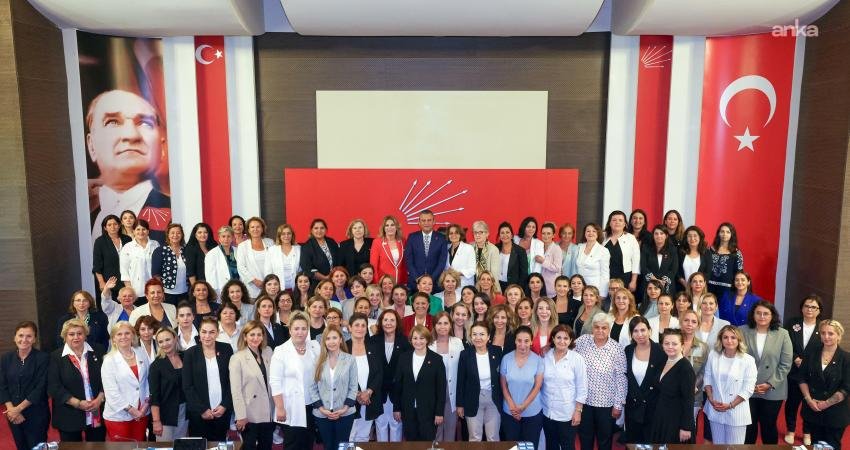 CHP'nin 76 Kadın Kolları İl Başkanı, ortak açıklamayla kurultay çağrısı