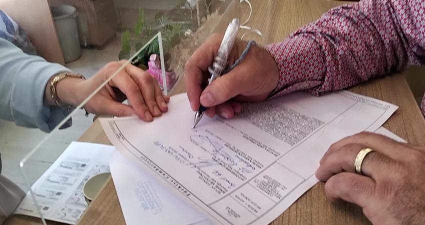 CHP'nin Bilecik kurultay delegeleri, olağanüstü kurultayın toplanması talebiyle noter huzurunda