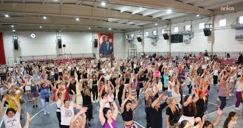 Çiğli Belediyesi’nin Atatürk Kapalı Spor Salonu’nda düzenlediği Aerobik ve Dans
