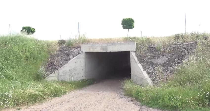 Çocuğunun trafik kazasında öldüğü alt geçide tepki gösteren baba: “Kaç kişinin daha ölmesi gerekiyor?” Aksaray’da köyleri ikiye bölen D-90 Karayolu üzerindeki kullanılamayan alt geçitler