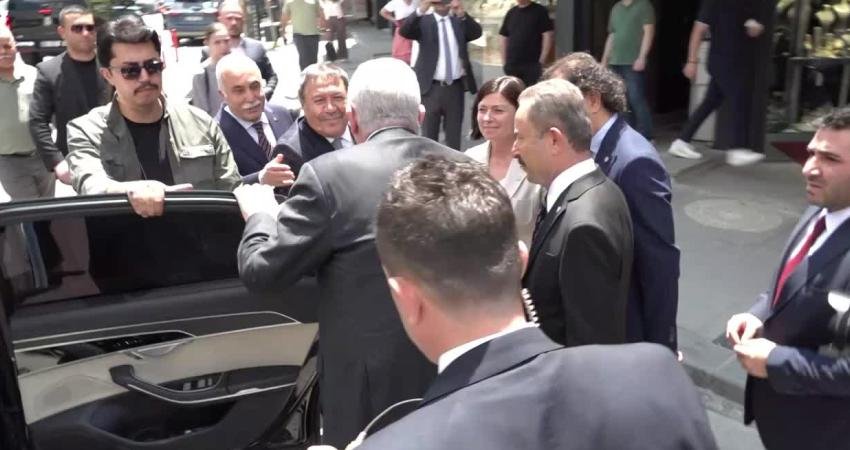 Dervişoğlu Ulus’ta emekli kahvehanesinde… Dervişoğlu: Emekli tenceresini kaynatamıyor, emekliyle birlikte sabit gelirli de tenceresini kaynatamıyor İYİ Parti Genel Başkanı Müsavat Dervişoğlu, "Emekli tenceresini kaynatamıyor, emekliyle